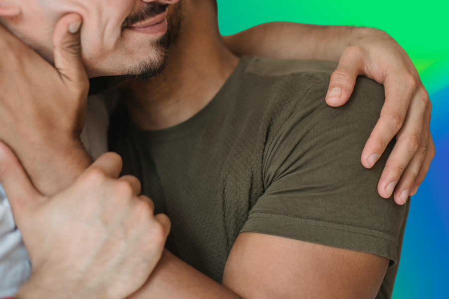 Hombre reflexionando en un espacio tranquilo