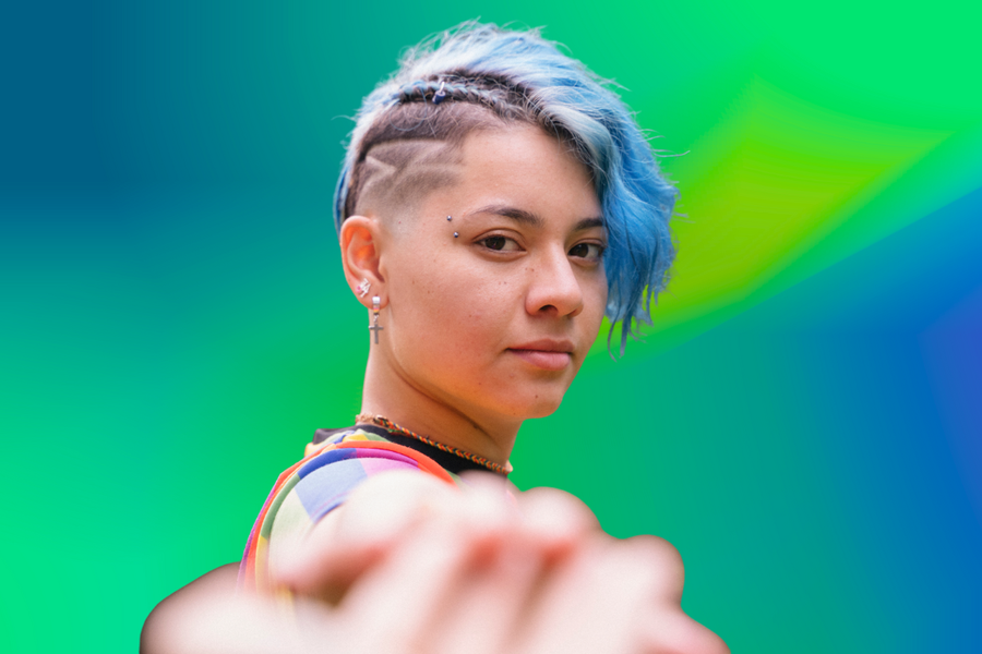 Personas diversas conversando