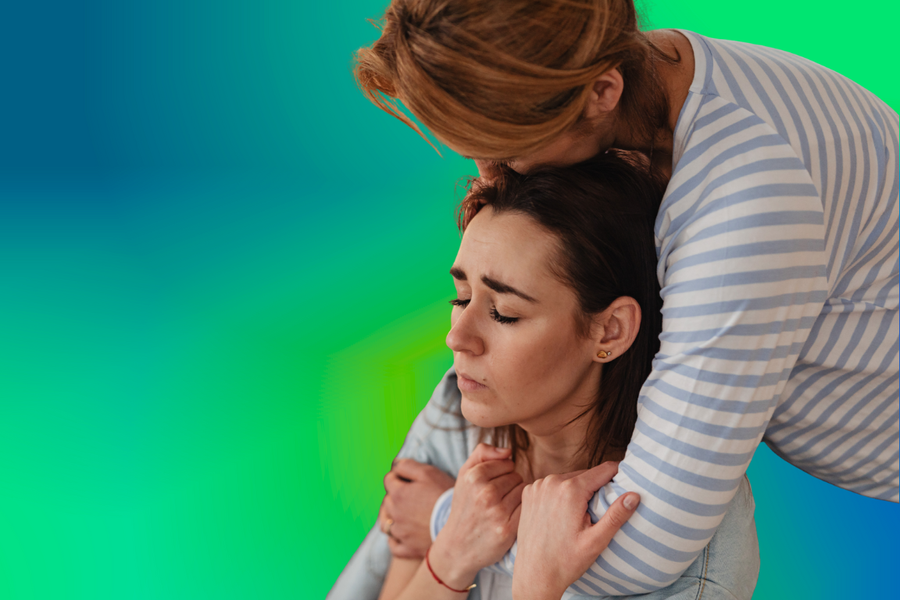 Manos de mujeres en un gesto de apoyo mutuo